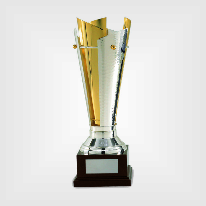 Coppa trofeo in metallo argentato e dorato, base legno H 47 cm