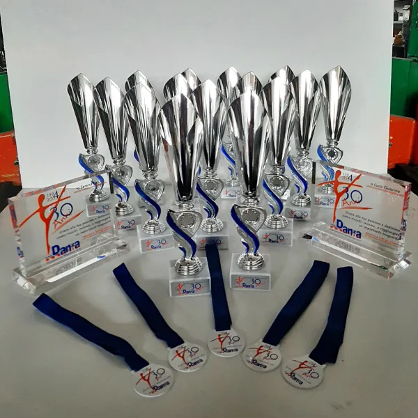 Set premiazione personalizzato per il 30° anniversario di una scuola di danza: medaglie, coppe e targhe per un evento indimenticabile!