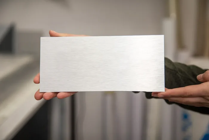 Targa in alluminio spazzolato: elegante, resistente e personalizzabile. Ideale per applicazioni aziendali, promozionali e industriali.